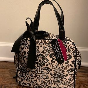 Vintage inspired brocade travel bag!! 👛